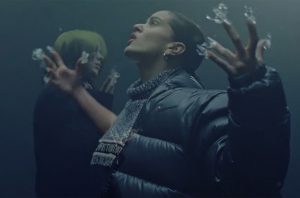 frame do clipe de 'lo vas a olvidar' de billie eilish e rosalía