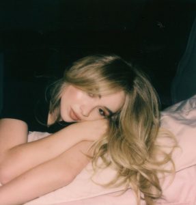 Sabrina carpenter skin clipe