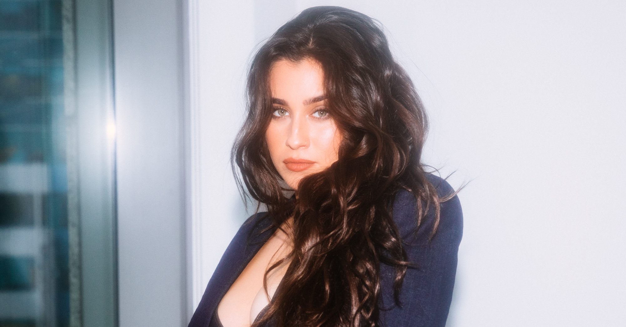 Lauren Jauregui sendo entrevistada pelo Portal Tracklist