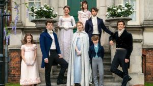 família Bridgerton posando em frente à sua casa em foto de divulgação da série da netflix texto sobre a segunda temporada de bridgerton