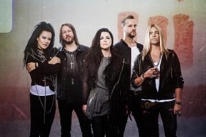 grupo evanescence num fundo branco com roupas brancas e pretas