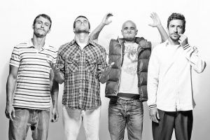 foto da banda forfun em preto e branco