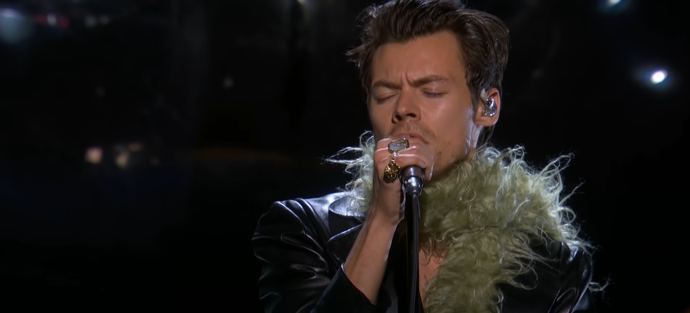 harry styles apresentando 'watermelon sugar', uma das performances do grammy 2021