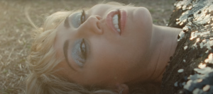 frame de miley cyrus no clipe angels like you