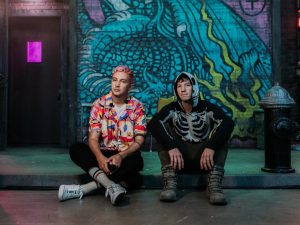 twenty one pilots sentados na rua