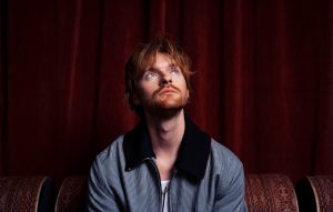 Finneas, irmão de Billie Eilish, em foto promocional para o lançamento do seu álbum de estreia "Optimist"