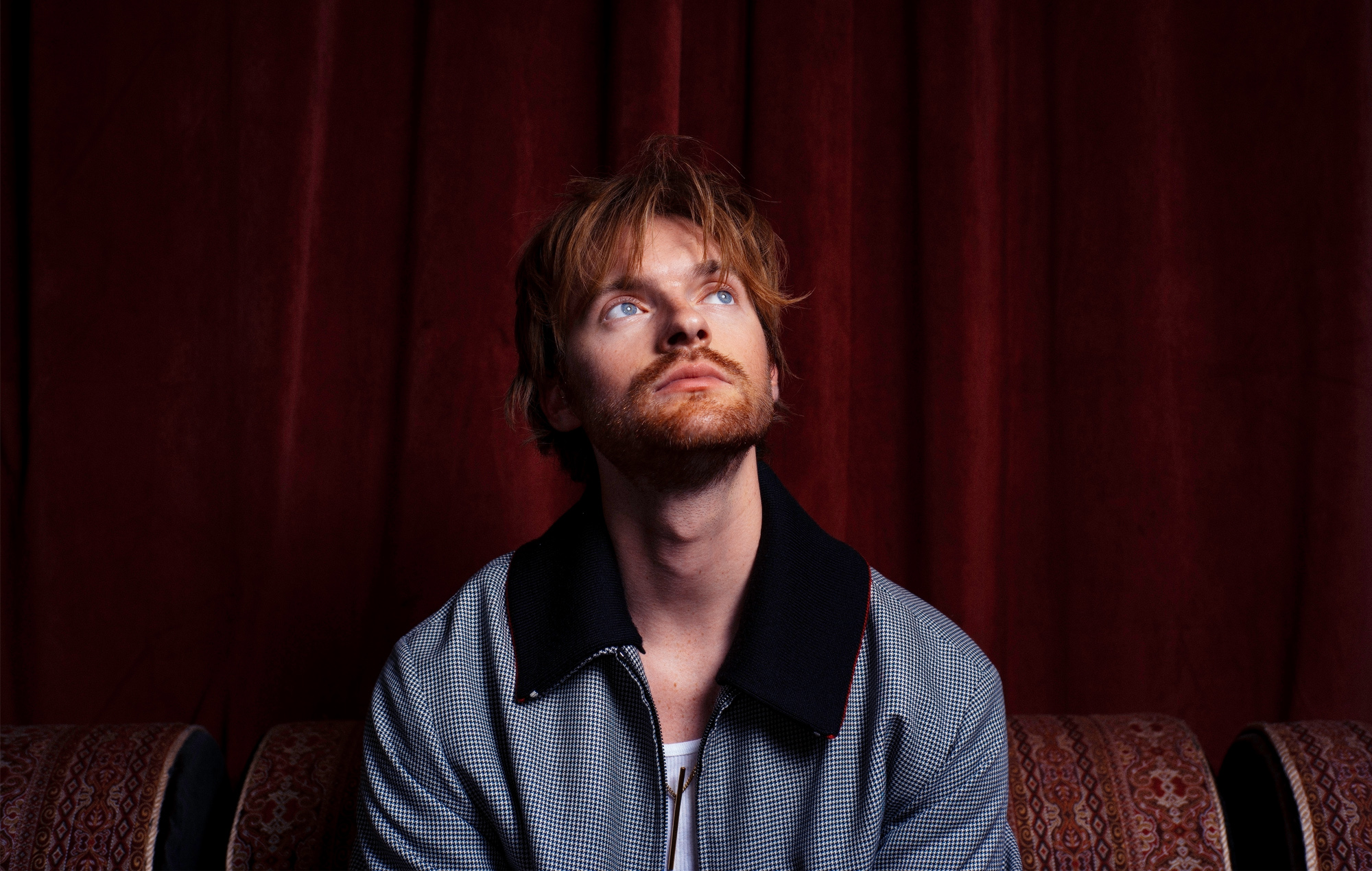 Finneas, irmão de Billie Eilish, em foto promocional para o lançamento do seu álbum de estreia "Optimist"