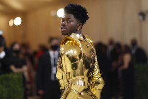 Lil Nas X foi um dos grandes destaques do Met Gala 2021, com três figurinos da grife Versace | Foto: REUTERS/Mario Anzuoni