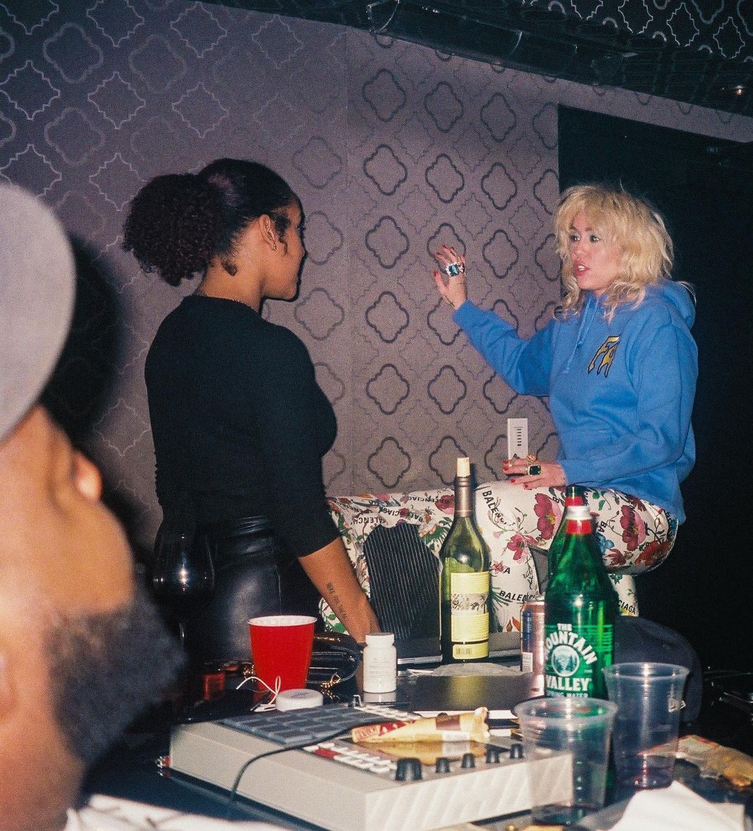 Miley Cyrus com Bibi, compositora que já trabalhou ao lado de Rihanna