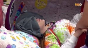 BBB22 Naiara Azevedo chora no quarto e é consolada pelos brothers