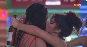 Linn da Quebrada e Maria se beijam