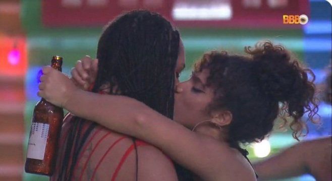 Linn da Quebrada e Maria se beijam