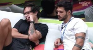 Eliezer, Lucas e Rodrigo conversam sobre jogo de Jade Picon
