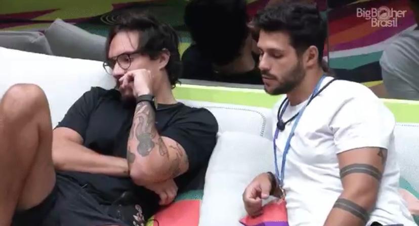 Eliezer, Lucas e Rodrigo conversam sobre jogo de Jade Picon