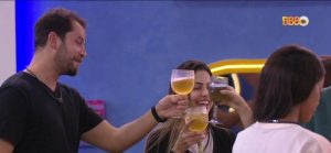 Madrugada no BBB 22 tem Big Fone, cooler e beijos