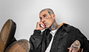 travis barker sentado pensando olhando para o alto