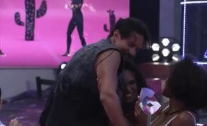 Talarica toca em festa do BBB 22
