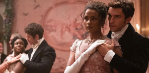 anthony bridgerton e kate sharma dançando em baile na série da netflix; imagem ilustrativa comparação livro bridgerton e série