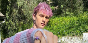 machine gun kelly de cabelo rosa imagem ilustrativa album/era Mainstream Sellout