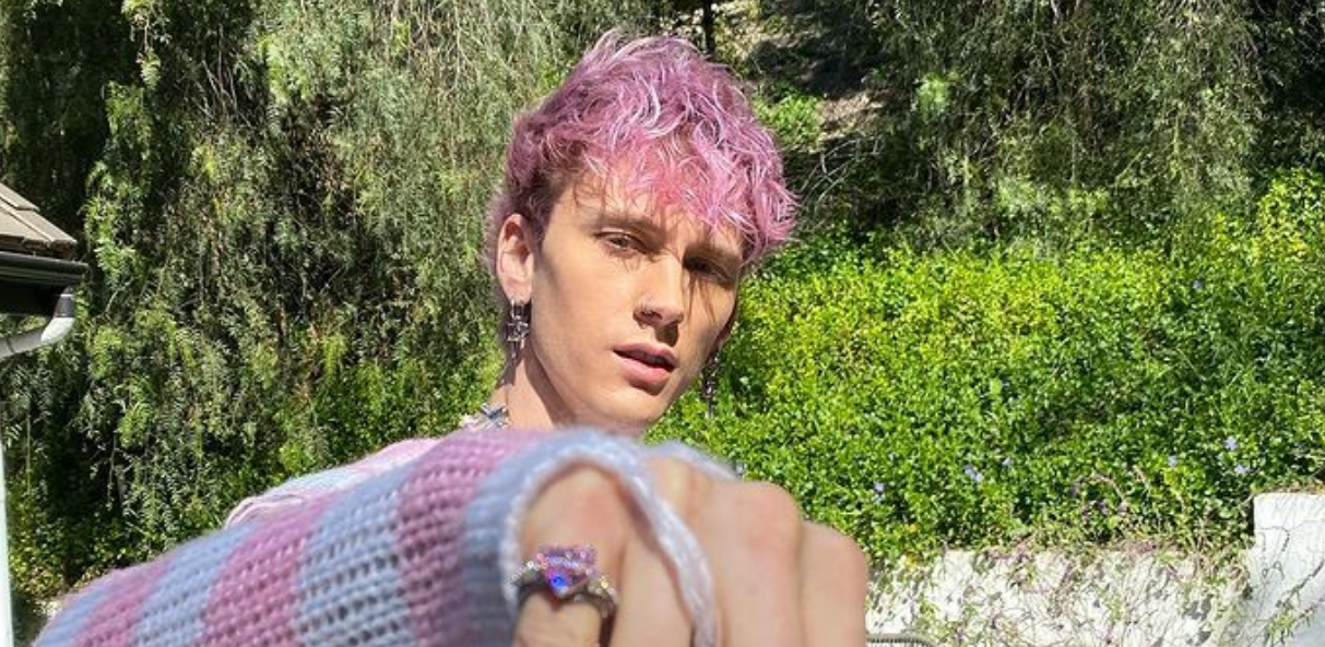 machine gun kelly de cabelo rosa imagem ilustrativa album/era Mainstream Sellout