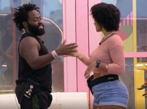 Natália e Douglas conversam na casa do BBB22