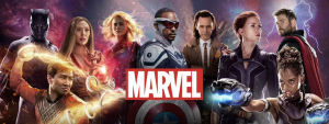Personagens da Marvel em banner de divulgação das produções no aplicativo do Disney Play; da esquerda para direita, vemos: Pantera Negra, Shang-Shi, Wnada, Capitã Marvel, Sam Wilson como Capitão América, Loki, Viúva Negra, Thor e Shuri. Imagem ilustrativa texto séries marvel disney