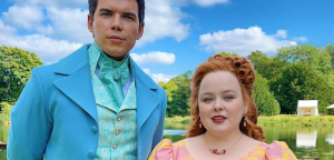 Colin Bridgerton e Penelope Featherington; atores caracterizados como os personagens em bastidores da série Bridgerton da Netflix; imagem ilustrativa texto bridgerton músicas 3ª temporada