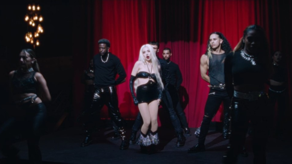 Take de clipe Million Dollar Baby de Ava Max