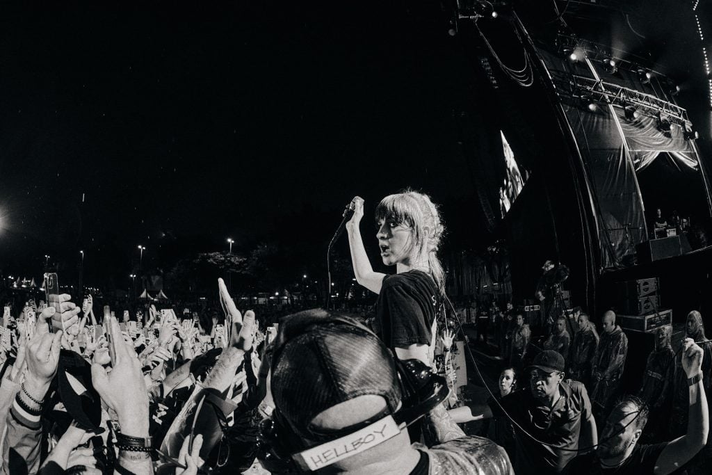 PAramore em São Paulo, Hayley Williams no meio do público.