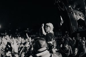 PAramore em São Paulo, Hayley Williams no meio do público.