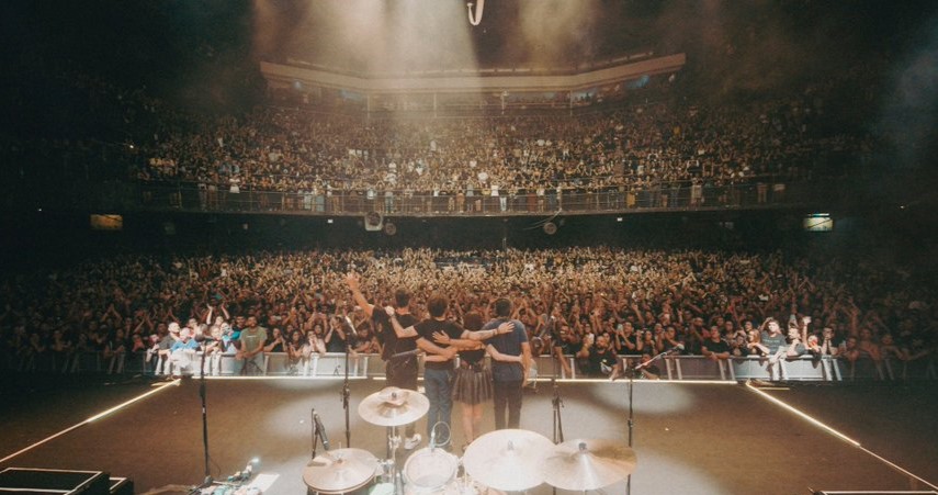 Banda Pitty agradecendo o público na Fundição Progresso