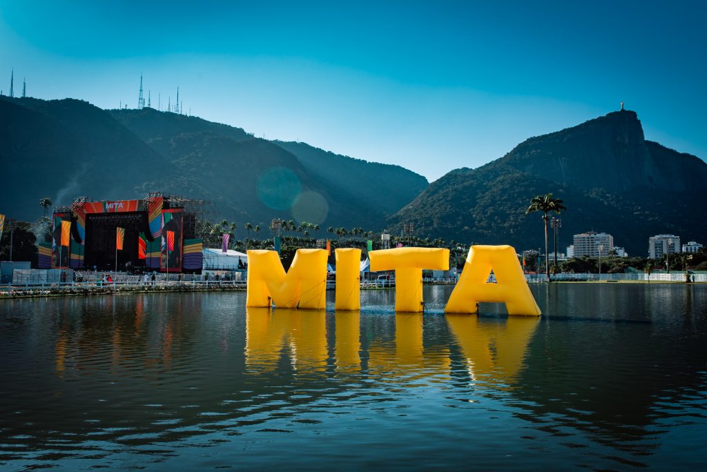 Letreiro do MITA Festival 2023 com montanhas ao fundo