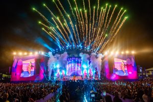 Palco do Numanice com Ludmilla cantando, público, luzes e fogos