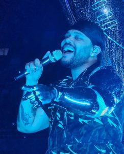 cantor the weeknd cantando no palco do seu show no rio de janeiro