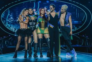 integrantes do RBD em São paulo se abrançando