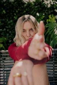 Perrie para divulgação de "Forget About Us" | Foto: Divulgação