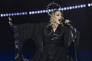 Madonna no palco do show em Copacabana no Rio de Janeiro