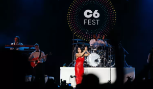 Raye no palco do C6 Fest | Foto: Mariana Pekin/UOL