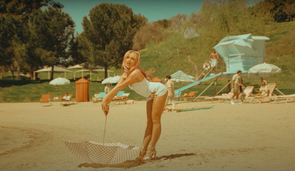 Sabrina Carpenter no videoclipe de "Espresso".