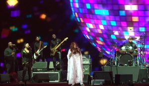 Gloria Gaynor canta no Palco Sunset do Rock in Rio. Imagem: Reprodução/Multishow