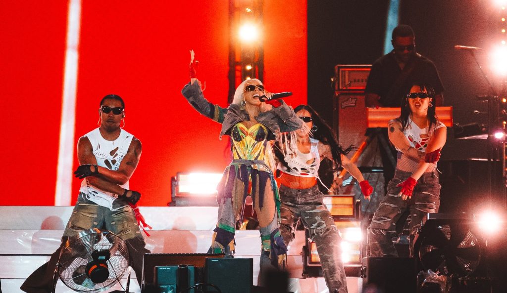 Foto: Christina Aguilera no palco do CarnaUOL | Foto: @flashbang / redes sociais
