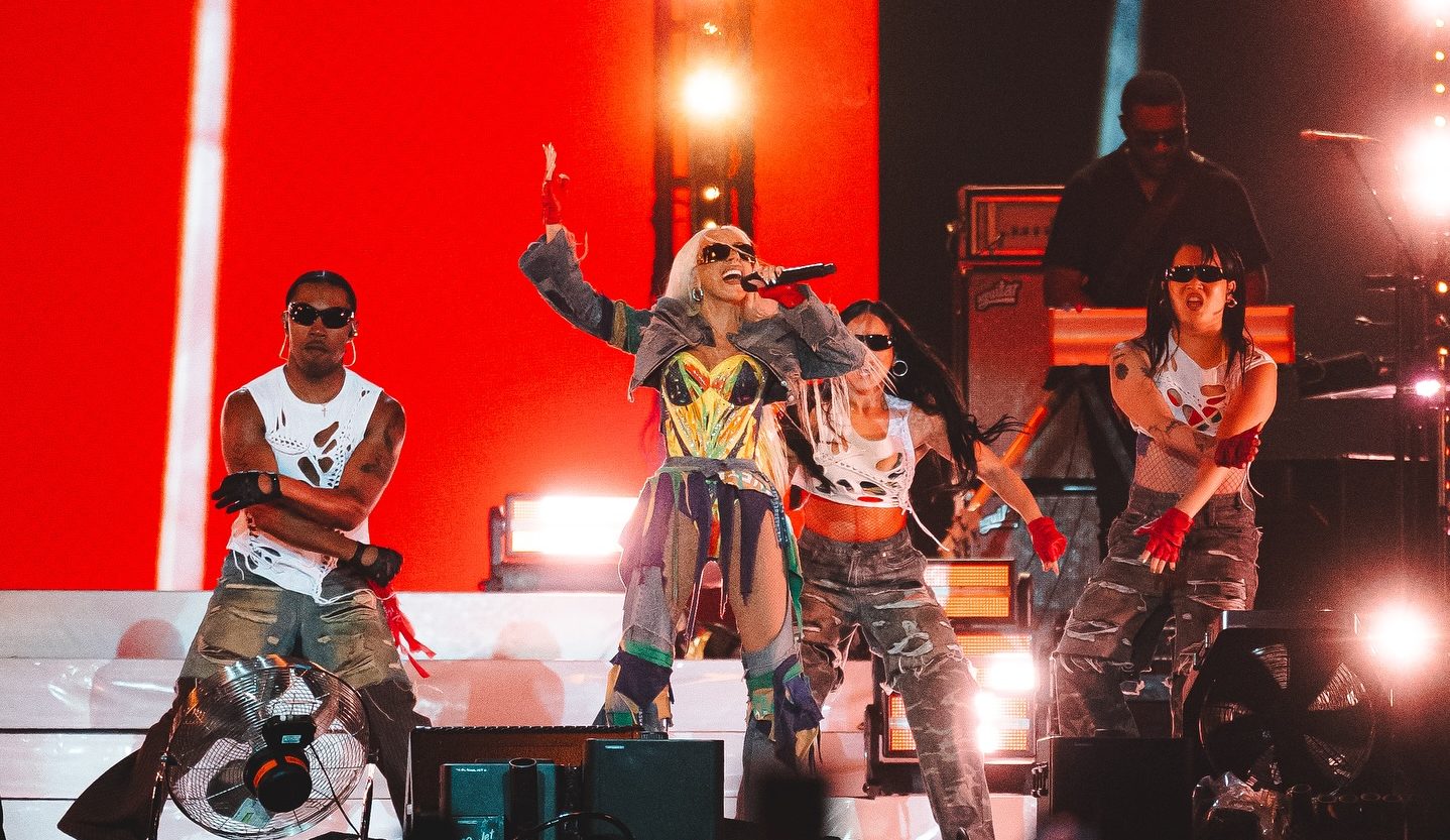 Foto: Christina Aguilera no palco do CarnaUOL | Foto: @flashbang / redes sociais