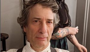 Neil Gaiman é judicialmente acusado de estupro e tráfico humano; entenda