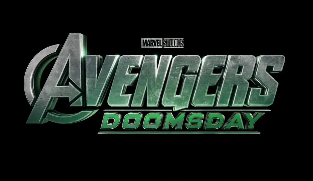 A imagem exibe o logo do filme Avengers: Doomsday, da Marvel Studios. O design segue o estilo tradicional da identidade visual dos Vingadores, com a icônica letra "A" estilizada. O título está em letras metálicas com um efeito tridimensional, destacando-se contra um fundo preto. A palavra "Doomsday" aparece em verde, possivelmente remetendo ao vilão Doutor Destino (Doctor Doom).
