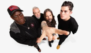 Integrantes do Sepultura em um fundo branco. Da esquerda para direita estão: Derrick Green, Paulo Jr., Andreas Kisser e Greyson Nekrutman