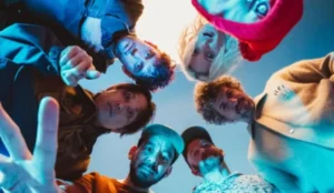 Membros do Linkin Park reunidos em círculo