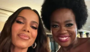 Selfie de Anitta e Viola Davis sorrindo lado a lado durante um evento