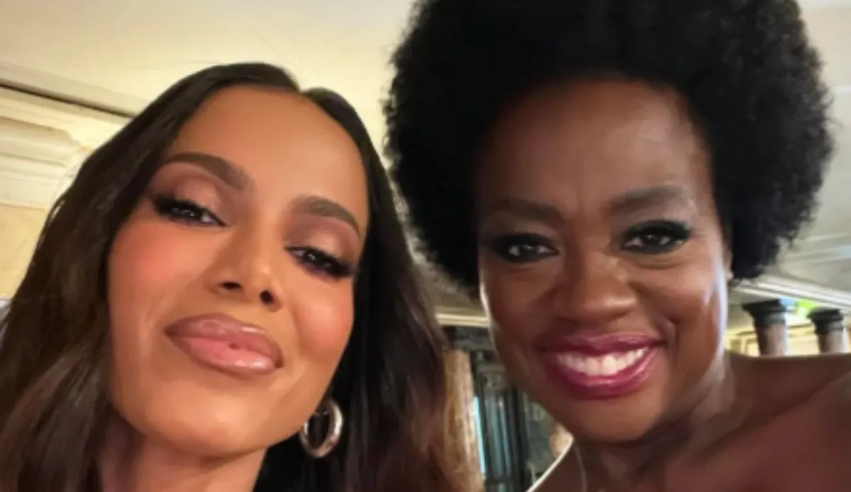 Selfie de Anitta e Viola Davis sorrindo lado a lado durante um evento