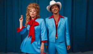 lady gaga e bruno mars, artistas mais influentes de 2025, em foto promocional para o single "die with a smile"