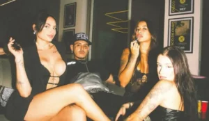 MC PH ao lado de mulheres durante bastidores do videoclipe de “Dinheiro e Poder”, novo single de funk paulistano com Hariel, IG, Luki e Trick